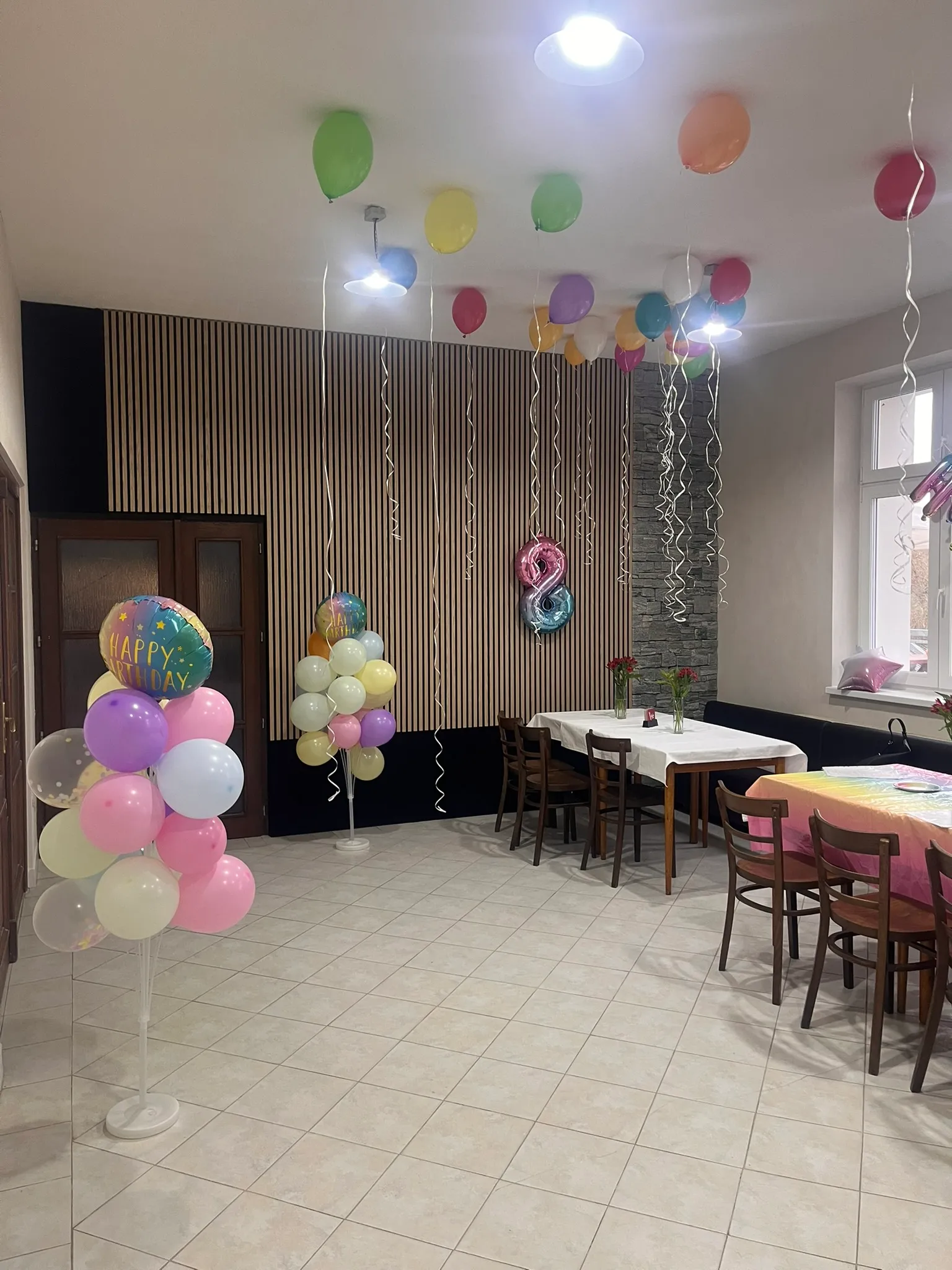 Salonek s moderním dřevěným obkladem, nachystaný na oslavu